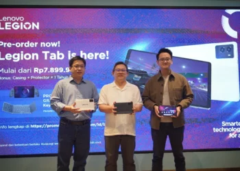 Jajaran eksekutif Lenovo Indonesia di atas panggung saat peluncuran resmi tablet gaming Lenovo Legion Tab di Indonesia.