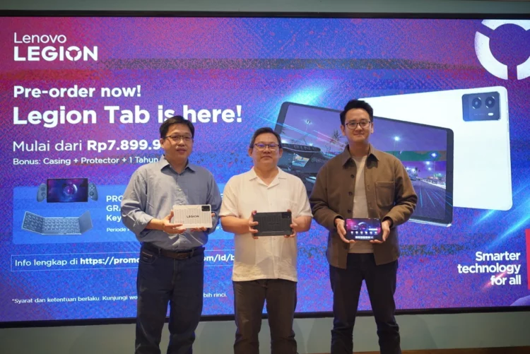 Jajaran eksekutif Lenovo Indonesia di atas panggung saat peluncuran resmi tablet gaming Lenovo Legion Tab di Indonesia.