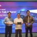 Jajaran eksekutif Lenovo Indonesia di atas panggung saat peluncuran resmi tablet gaming Lenovo Legion Tab di Indonesia.