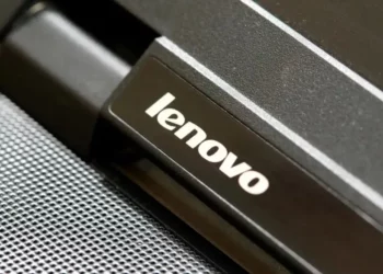 Logo Lenovo di salah satu perangkatnya, yang kini meluncurkan solusi IT untuk UKM berbasis AI yang mudah dan terjangkau.