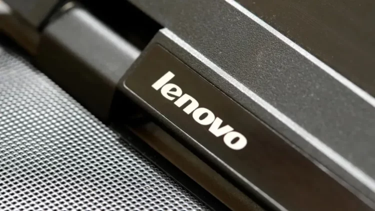 Logo Lenovo di salah satu perangkatnya, yang kini meluncurkan solusi IT untuk UKM berbasis AI yang mudah dan terjangkau.