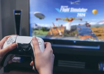 Seseorang sedang bermain game Microsoft Flight Simulator 2024 di konsol PS5, mengilustrasikan rumor bahwa game eksklusif Xbox ini akan segera rilis di PlayStation.