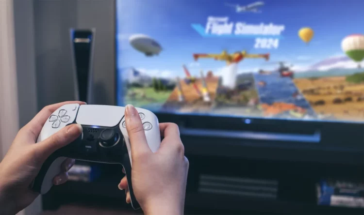 Seseorang sedang bermain game Microsoft Flight Simulator 2024 di konsol PS5, mengilustrasikan rumor bahwa game eksklusif Xbox ini akan segera rilis di PlayStation.