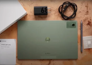 Isi kotak penjualan Motorola Moto Pad 60 Pro yang resmi rilis di Indonesia, menampilkan tablet berwarna hijau, charger 68W, stylus Moto Pen Pro, dan boks penjualan.