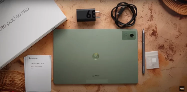 Isi kotak penjualan Motorola Moto Pad 60 Pro yang resmi rilis di Indonesia, menampilkan tablet berwarna hijau, charger 68W, stylus Moto Pen Pro, dan boks penjualan.