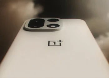 Tampilan desain premium dari OnePlus 15, calon 'raja gaming baru' yang performanya terbukti tembus 165 FPS.