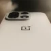 Tampilan desain premium dari OnePlus 15, calon 'raja gaming baru' yang performanya terbukti tembus 165 FPS.