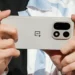 Foto hands-on yang menampilkan wujud asli OnePlus 15, menunjukkan desain baru dan modul kamera belakangnya.