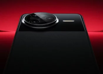Gambar teaser close-up dari HP Redmi K90, menampilkan desain modul kamera premiumnya dengan latar belakang merah khas seri K.