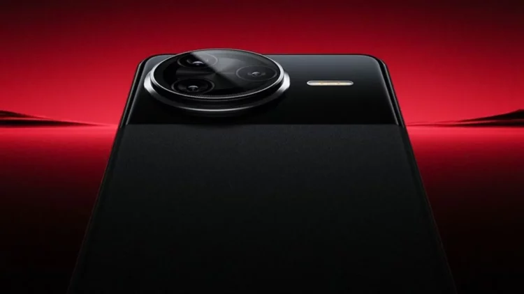 Gambar teaser close-up dari HP Redmi K90, menampilkan desain modul kamera premiumnya dengan latar belakang merah khas seri K.