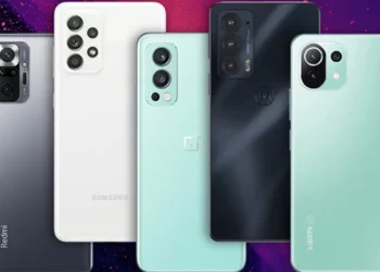 Barisan rekomendasi smartphone 4 jutaan terbaik 2025 dengan beragam desain dan warna, menampilkan model dari Redmi, Samsung, OnePlus, Motorola, dan Xiaomi.