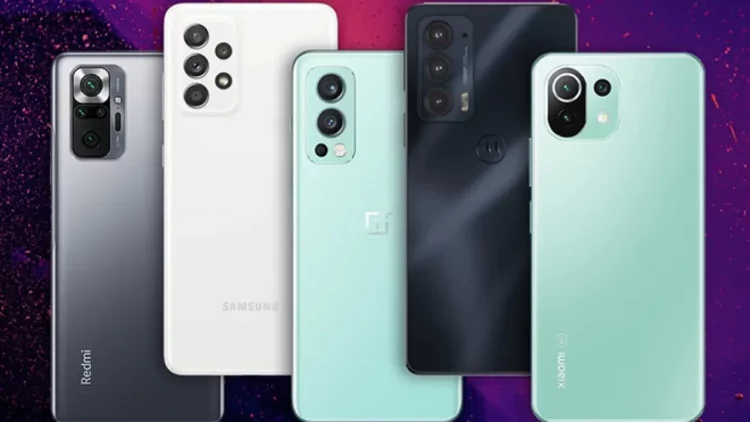 Barisan rekomendasi smartphone 4 jutaan terbaik 2025 dengan beragam desain dan warna, menampilkan model dari Redmi, Samsung, OnePlus, Motorola, dan Xiaomi.