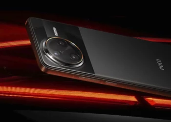 Gambar teaser close-up dari Poco F8, menampilkan desain modul kamera premiumnya dengan latar belakang merah menyala.