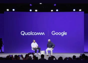 Petinggi Google Rick Osterloh dan CEO Qualcomm Cristiano Amon di panggung saat mengonfirmasi proyek bersama untuk membawa Android di PC.