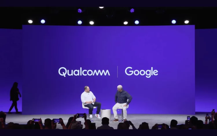 Petinggi Google Rick Osterloh dan CEO Qualcomm Cristiano Amon di panggung saat mengonfirmasi proyek bersama untuk membawa Android di PC.