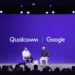 Petinggi Google Rick Osterloh dan CEO Qualcomm Cristiano Amon di panggung saat mengonfirmasi proyek bersama untuk membawa Android di PC.