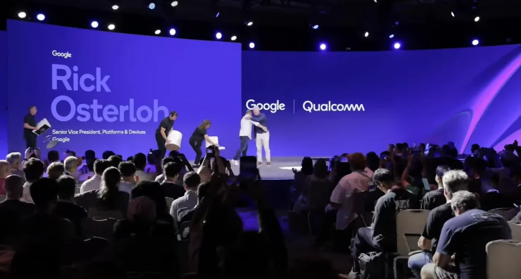 Momen kemitraan antara petinggi Google Rick Osterloh dan CEO Qualcomm Cristiano Amon di panggung Snapdragon Summit, menyimbolkan kolaborasi untuk proyek Android di PC.