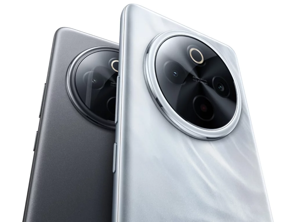 Close-up dua smartphone iQOO Z10 salah satu rekomendasi smartphone 4 jutaan terbaik 2025 yang hadir dengan 2 warna, silver dan abu-abu gelap, menyorot modul kamera belakang yang besar dan melingkar dengan beberapa lensa.