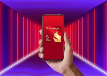 Ilustrasi logo resmi Snapdragon 8 Elite Gen 5 yang ditampilkan di layar smartphone. Chipset flagship terbaru dari Qualcomm yang akan menjadi pesaing A19 Pro.
