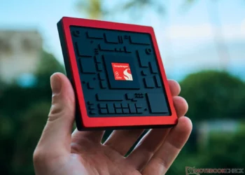 Sebuah tangan memegang model fisik chipset yang merepresentasikan kekuatan Snapdragon 8 Elite Gen 5, otak untuk HP flagship Android generasi berikutnya.