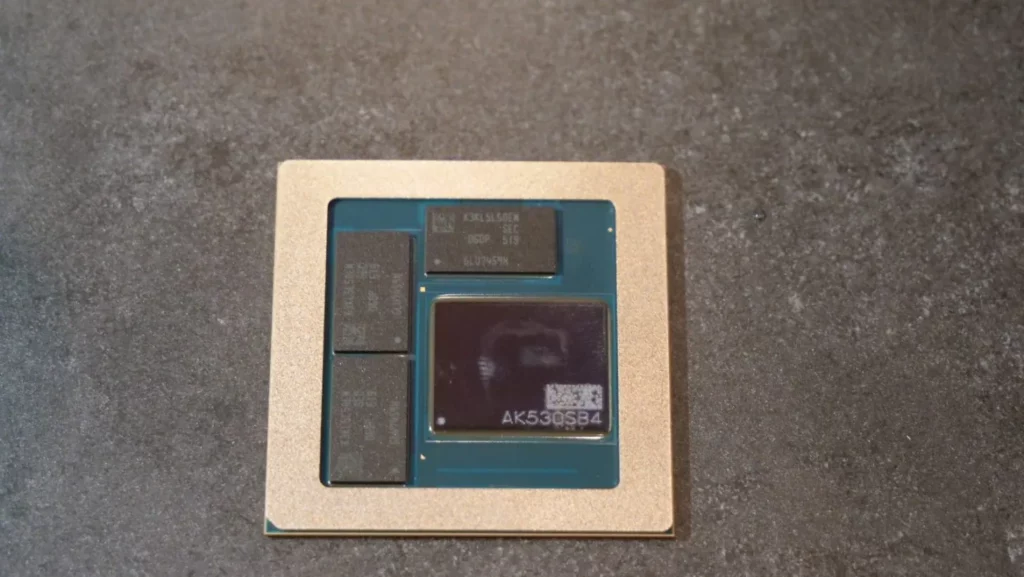 Foto close-up dari wujud fisik System-on-Chip (SoC) Snapdragon X2 Elite Extreme, penantang utama Apple M4 Max.