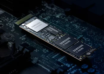 Close-up sebuah SSD Samsung V-NAND di atas motherboard, mengilustrasikan kenaikan harga RAM dan SSD akibat permintaan AI.