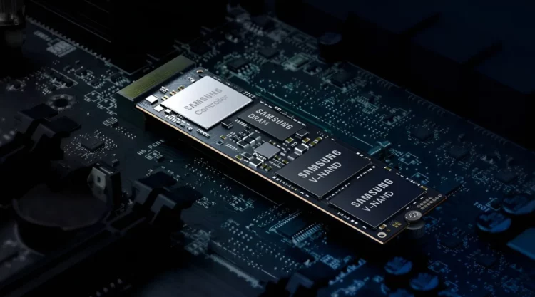 Close-up sebuah SSD Samsung V-NAND di atas motherboard, mengilustrasikan kenaikan harga RAM dan SSD akibat permintaan AI.