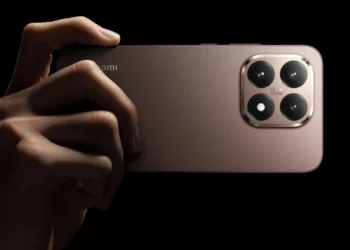 Sebuah tangan memegang Xiaomi 15T Pro, menyoroti desain premium dan modul kamera Leica yang menjadi andalan untuk fitur zoom 5x.