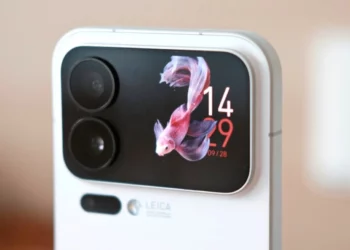 Gambar close-up Xiaomi 17 Pro dengan layar sekundernya, yang teknologinya akan dikembangkan lebih lanjut pada penerusnya, Xiaomi 18 Pro.