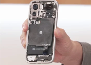 Tampilan jeroan atau komponen internal dari Xiaomi 17 Pro, menunjukkan posisi baterai Xiaomi 17 yang berkapasitas besar.