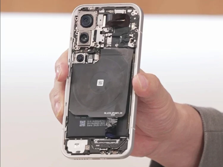 Tampilan jeroan atau komponen internal dari Xiaomi 17 Pro, menunjukkan posisi baterai Xiaomi 17 yang berkapasitas besar.