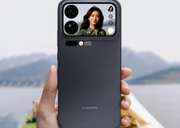 Sebuah tangan memegang Xiaomi 17 Pro dari belakang, menampilkan layar belakang yang berfungsi sebagai 'cermin selfie' untuk kamera Leica dan highlight fitur layar belakang Xiaomi 17 Pro.