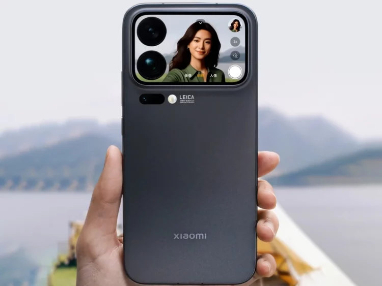 Sebuah tangan memegang Xiaomi 17 Pro dari belakang, menampilkan layar belakang yang berfungsi sebagai 'cermin selfie' untuk kamera Leica dan highlight fitur layar belakang Xiaomi 17 Pro.