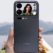 Sebuah tangan memegang Xiaomi 17 Pro dari belakang, menampilkan layar belakang yang berfungsi sebagai 'cermin selfie' untuk kamera Leica dan highlight fitur layar belakang Xiaomi 17 Pro.