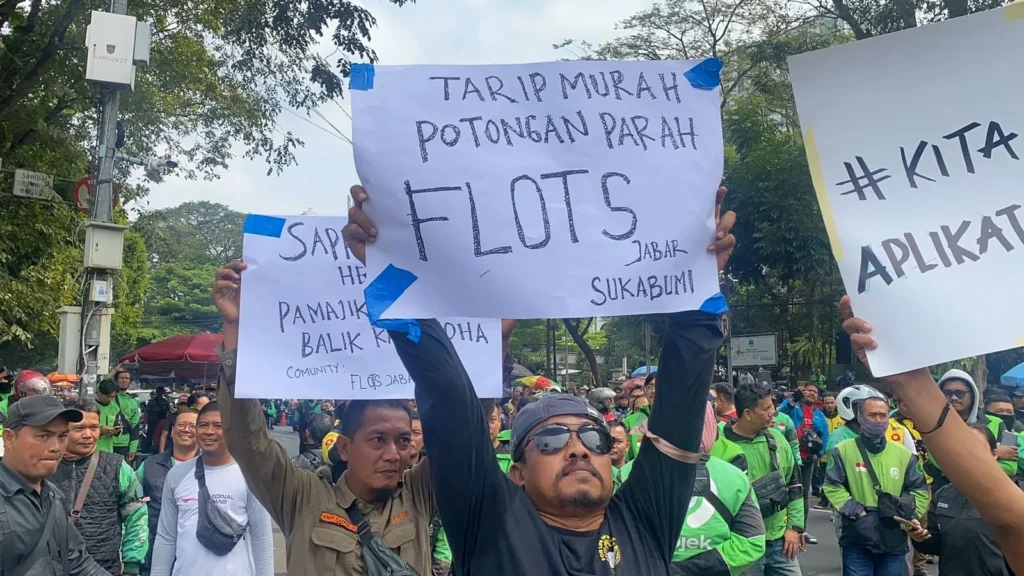 Para pengemudi ojek online (ojol) melakukan aksi demo menuntut penyesuaian tarif, yang menjadi alasan Pemprov DKI memberlakukan tarif transportasi umum Rp 1.