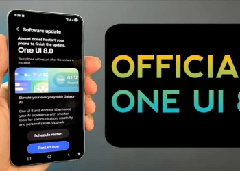 Tangan memegang HP Samsung Galaxy S25 yang menampilkan layar update One UI 8 stabil, menandakan perilisan global telah dimulai.