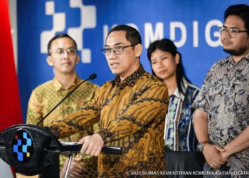 Direktur Jenderal Pengawasan Ruang Digital, Alexander Sabar, saat konferensi pers menjelaskan penyebab judi online sulit dibasmi di Indonesia.