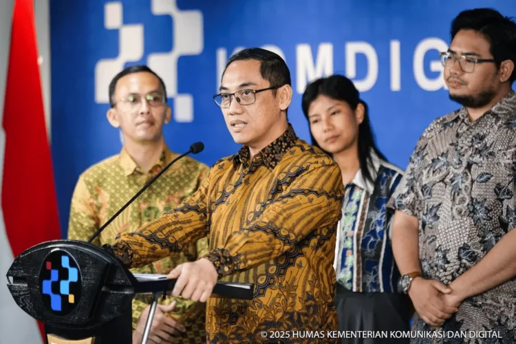 Direktur Jenderal Pengawasan Ruang Digital, Alexander Sabar, saat konferensi pers menjelaskan penyebab judi online sulit dibasmi di Indonesia.
