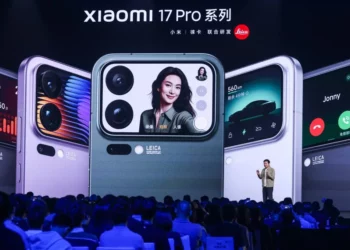 Momen peluncuran resmi di mana berbagai fungsi layar belakang dari Xiaomi 17 Pro didemonstrasikan di atas panggung.