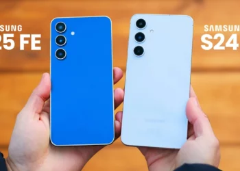 Perbandingan desain antara Samsung Galaxy S25 FE vs Galaxy S24 FE yang dipegang berdampingan, menunjukkan perbedaan warna dan detail bodi.