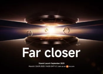 Poster teaser resmi untuk acara peluncuran global Xiaomi 15T series, yang menampilkan tagline 'Far closer' dan siluet produk wearable.