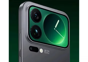 Render desain Xiaomi 17 Pro Max dengan frame titanium, menampilkan fitur utama layar belakang yang berfungsi sebagai jam dan modul kamera Leica.