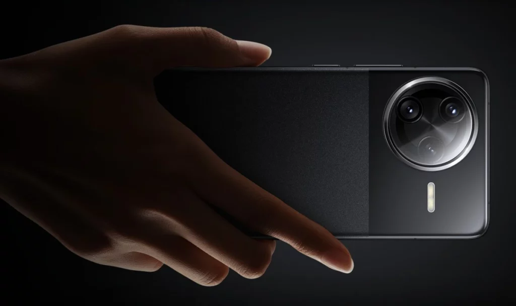 Tampilan close-up desain premium Redmi K90 Pro yang dipegang tangan, menyoroti modul kamera yang dirumorkan akan membawa lensa periskop pertama.