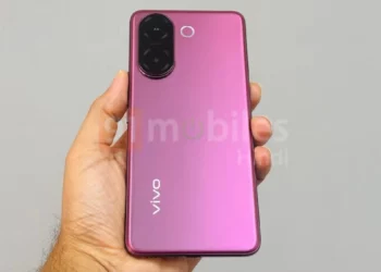 Tampilan wujud asli HP Vivo V60e dalam warna Elite Purple, menunjukkan desain bodi yang diklaim tahan banting dan modul kamera belakangnya.