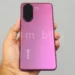 Tampilan wujud asli HP Vivo V60e dalam warna Elite Purple, menunjukkan desain bodi yang diklaim tahan banting dan modul kamera belakangnya.