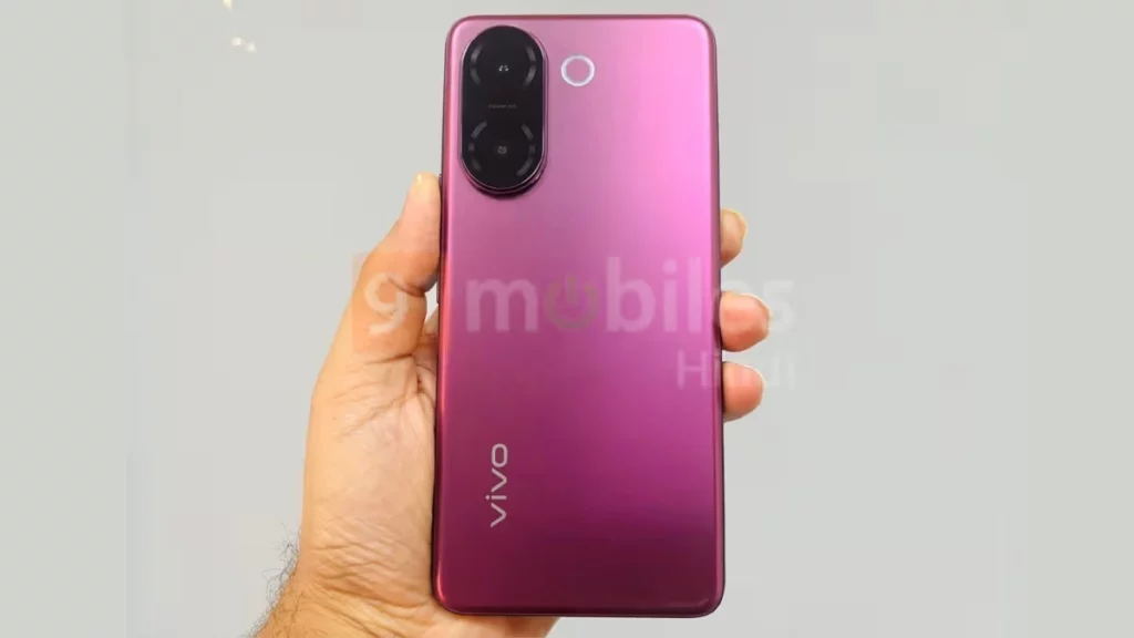 Tampilan belakang HP Vivo V60e warna Elite Purple yang dipegang di tangan, menunjukkan desain modul kamera dan bodinya.