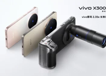 Tiga varian warna vivo X300 series, dengan satu unit terpasang lensa teleconverter Zeiss 2.35x yang menunjukkan kemampuan fotografi profesionalnya.