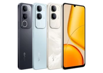 Tiga varian warna HP Vivo Y50i, Black, Azure, dan Platinum, yang diluncurkan dengan spesifikasi hampir identik dengan model Y50 lainnya.