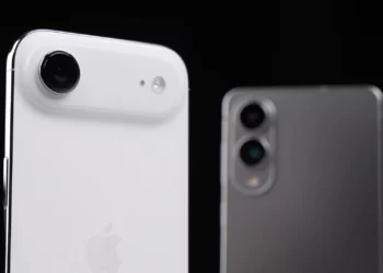Tampilan close-up iPhone Air dan Galaxy S25 Edge yang sedang diadu dalam tes ketahanan baterai iPhone Air untuk menentukan pemenangnya.
