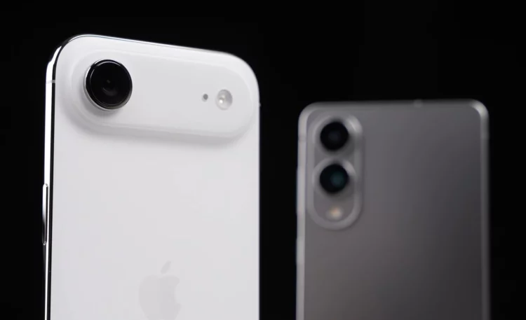 Tampilan close-up iPhone Air dan Galaxy S25 Edge yang sedang diadu dalam tes ketahanan baterai iPhone Air untuk menentukan pemenangnya.